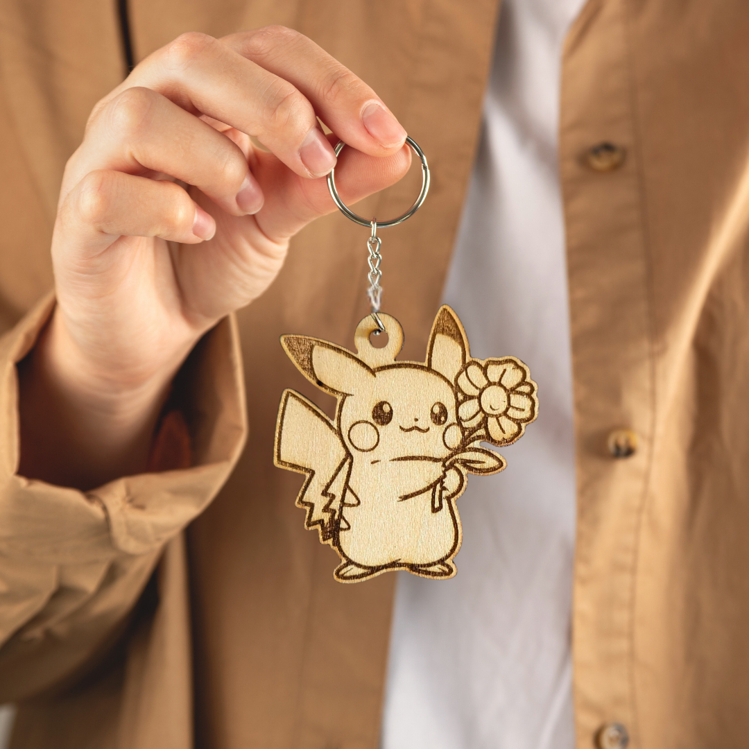 Portachiavi Pokémon Pikachu con Fiore in Legno Incisione Laser