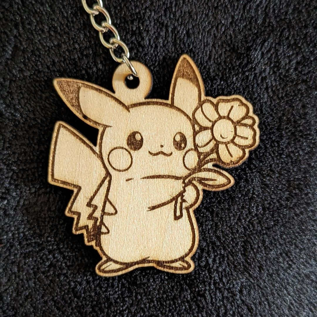 Portachiavi Pokémon Pikachu con Fiore in Legno Incisione Laser